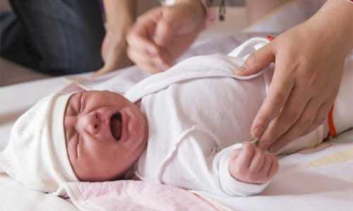 У новорожденного колики: почему и что делать