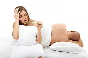 Женщина, заметив предполагаемую задержку, предполагает беременность, но тест говорит обратное