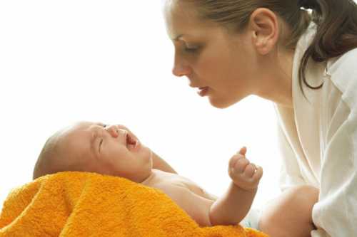 Многие новорожденные начинают сосать грудь когда их кормят с пальцем